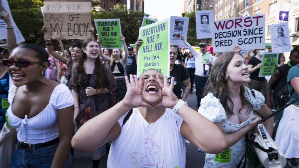 Hundreds of people protest in front of the White House for the ruling on abortion in the US.