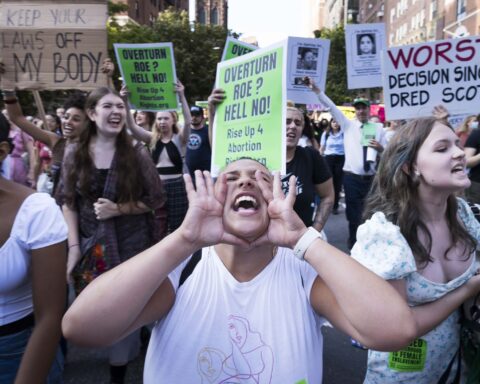 Hundreds of people protest in front of the White House for the ruling on abortion in the US.