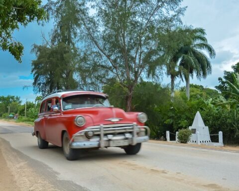 Un auto pasa por la zona de la carretera Holguín-Moa, en el oriente de Cuba, restablecida después de una avería. Foto: Juan Pablo Carreras / ACN.