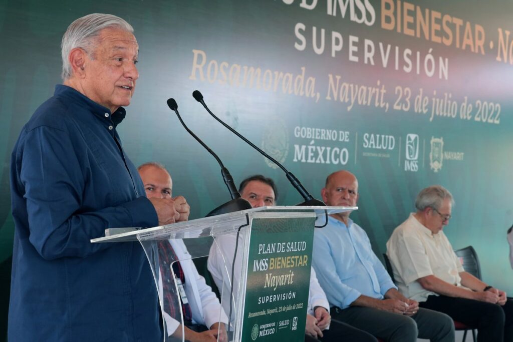 El presidente de México, Andrés Manuel López Obrador, defendió este sábado la contratación de médicos cubanos en un acto en el estado de Nayarit, noroeste del país, al que asistieron ocho especialistas cubanos, los primeros en llegar al país de un grupo de 500. Foto: Presidencia De México/Efe.