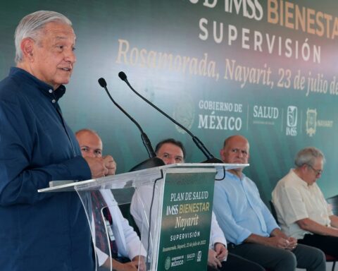 El presidente de México, Andrés Manuel López Obrador, defendió este sábado la contratación de médicos cubanos en un acto en el estado de Nayarit, noroeste del país, al que asistieron ocho especialistas cubanos, los primeros en llegar al país de un grupo de 500. Foto: Presidencia De México/Efe.