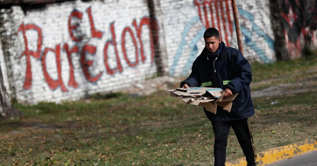 Inflation impoverishes Argentina so much that not even the scavengers get garbage