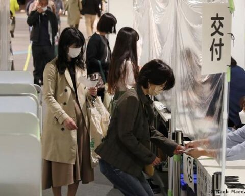 Votantes en las elecciones japonesas. Foto: Naoki Maeda/AP.