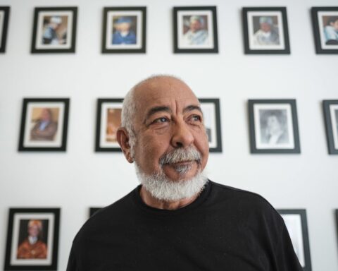 Leonardo Padura, padre literario del detective Mario Conde y Premio Princesa de Asturias de las Letras en 2021, ofreció este marte una rueda de prensa, con motivo de su participación en el encuentro "Literatura desde las islas" en la Universidad de Verano de Maspalomas (Gran Canaria). Foto: Ángel Medina G./Efe.