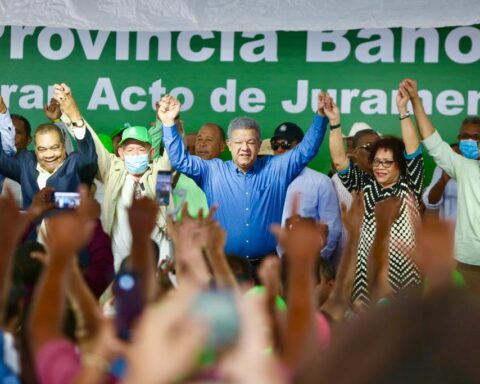 Leonel Fernández juramenta exgobernadora, exalcalde de Galvan y regidores actuales.