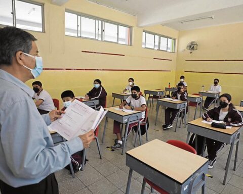 MEF transfers S/ 122.7 million to regions to pay teachers