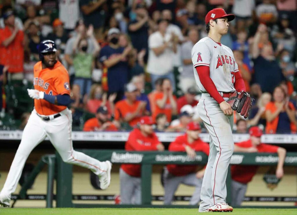 Shohei Ohtani (al frente) y Yordan Álvarez (al fondo) son dos de los principales candidatos al premio de Jugador Más Valioso de la Liga Americana en el 2022. Foto: Karen Warren/Houston Chronicle