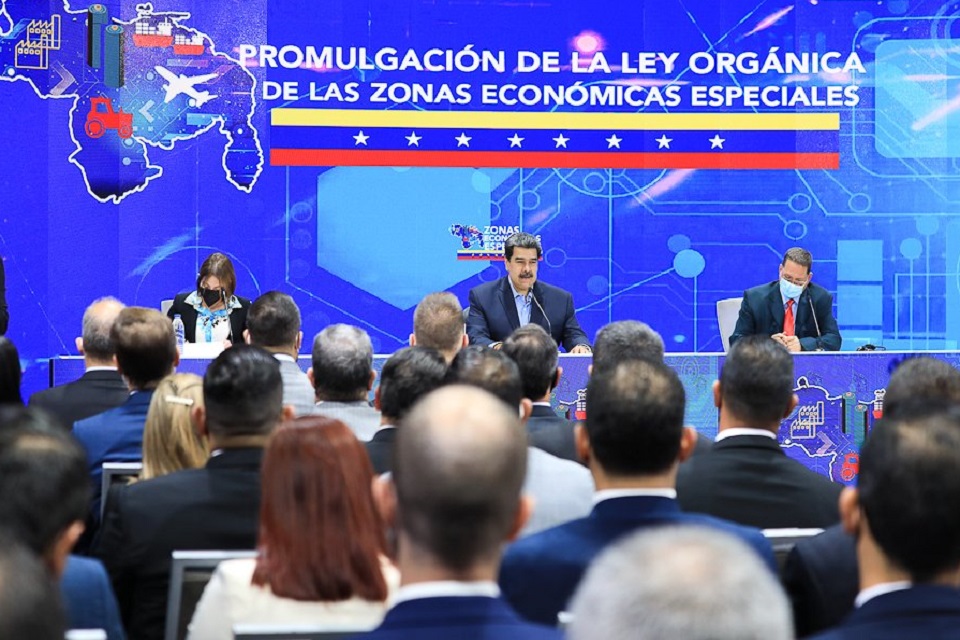 Maduro decrees five Special Economic Zones and confirms infections in the government