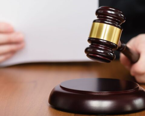 Condena de 30 años a hombre que mató a otro a la salida de tribunal