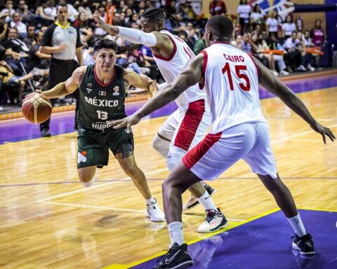 México tuvo una ventaja de doble dígito por primera vez en un tercer cuarto en el que los cubanos se condenaron con sus pérdidas de balón, que significaron 10 puntos para los locales. Foto: fiba.basketball.