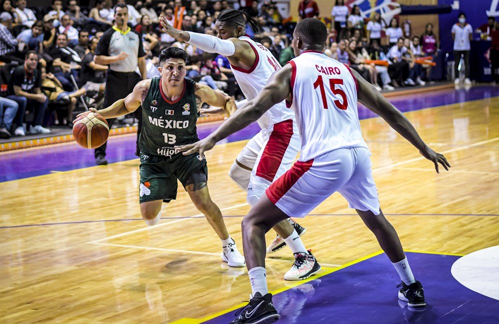 México tuvo una ventaja de doble dígito por primera vez en un tercer cuarto en el que los cubanos se condenaron con sus pérdidas de balón, que significaron 10 puntos para los locales. Foto: fiba.basketball.