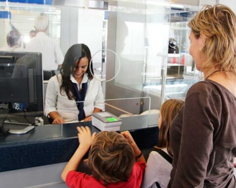 Migration speeds up the process to authorize the departure of minors from the country