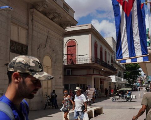Miguel Díaz-Canel acknowledges protests over blackouts in Cuba and asks for "understanding"  and "savings"