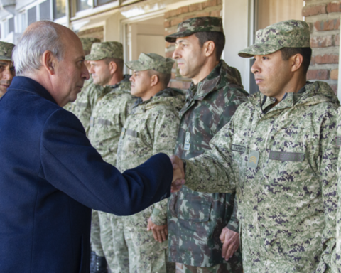 Minister García visited extra-age high school where 175 military personnel study