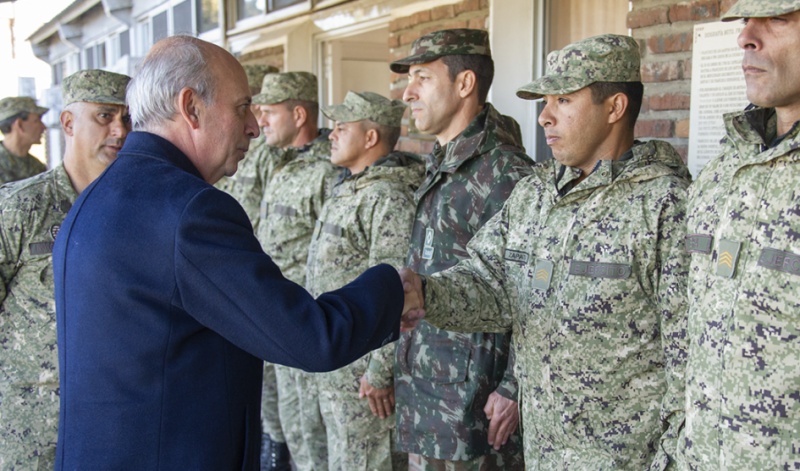 Minister García visited extra-age high school where 175 military personnel study