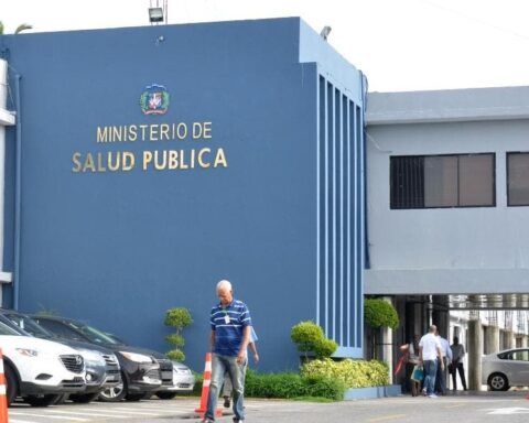 Ministerio de Salud reporta 874 nuevos casos de COVID en el país