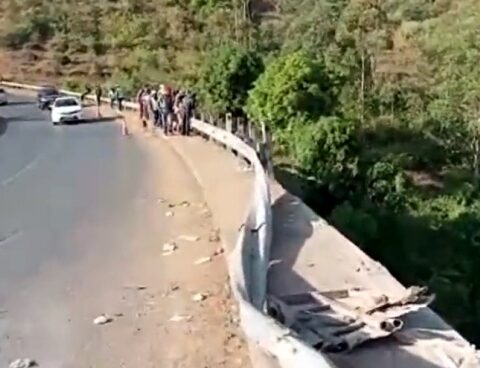 More than 30 dead when a bus falls from a bridge in Kenya