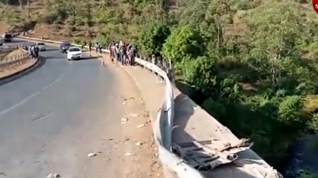 More than 30 dead when a bus falls from a bridge in Kenya