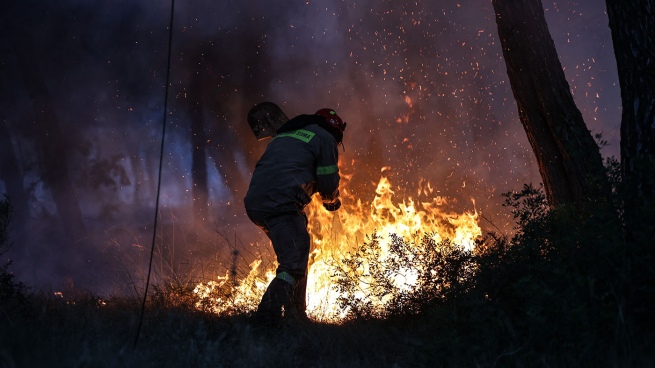 More than 300 firefighters battle a huge fire in a national park