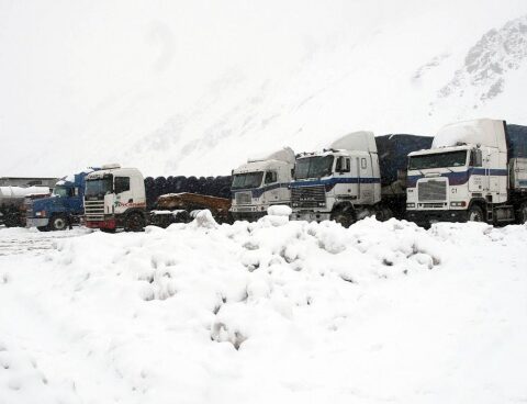 More than 400 tourists and truck drivers stranded in the high mountains of Mendoza