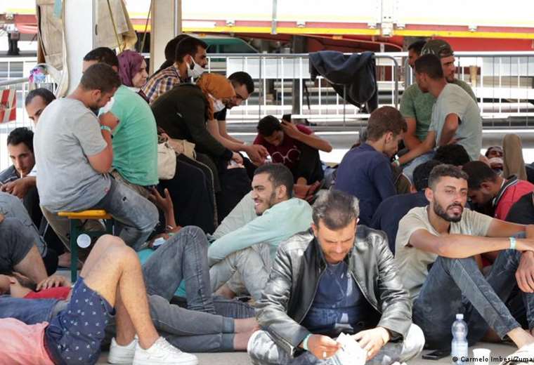 Más de mil migrantes desembarcan en Italia en las últimas horas