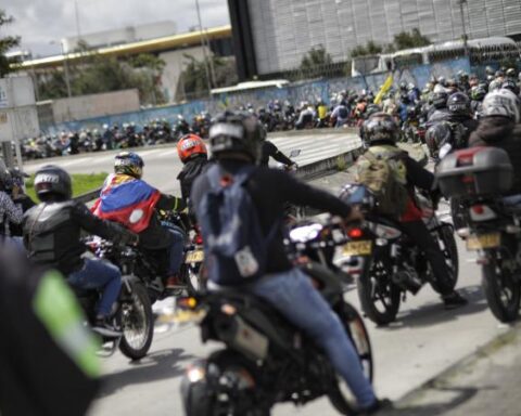 Motorcyclists criticize measure that prohibits accompanying man in Bogotá