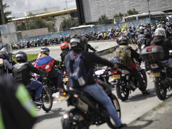 Motorcyclists criticize measure that prohibits accompanying man in Bogotá