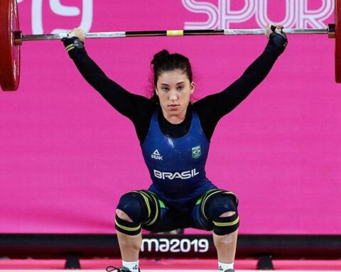 Nathasha Rosa takes the podium at the Pan American Weightlifting