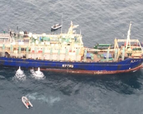 Navy manages to stop a Chinese ship that was fishing illegally in Uruguayan waters
