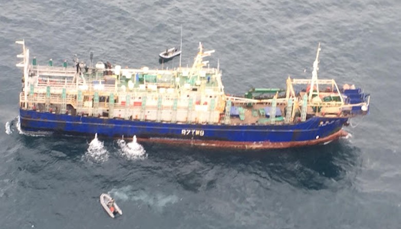 Navy manages to stop a Chinese ship that was fishing illegally in Uruguayan waters