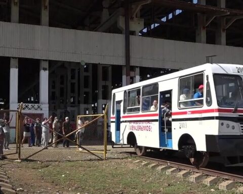 Neither so new nor so useful, the railbuses return to the official Cuban press