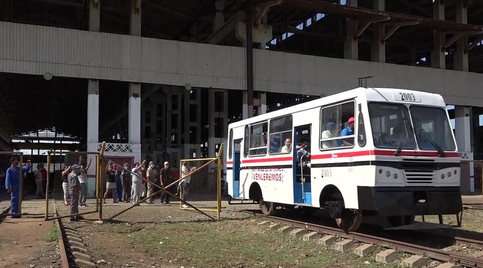 Neither so new nor so useful, the railbuses return to the official Cuban press