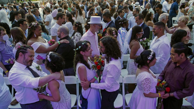 New York: 500 couples whose weddings had been postponed by the pandemic got married