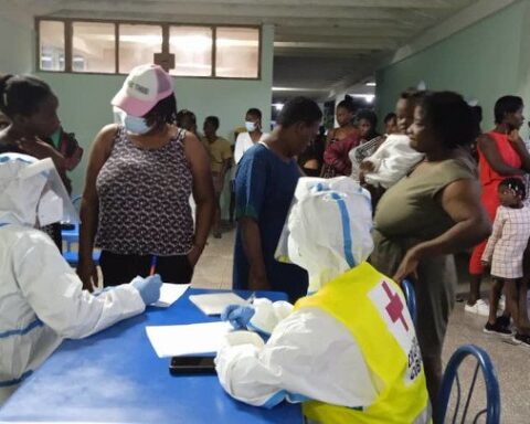 Migrantes haitianos son atendidos por personal de la Cruz Roja de Cuba, en Cienfuegos. Foto: Yariel Castillo / Perlavisión.