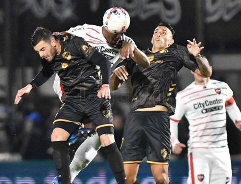 Newell's tied in their visit to Platense and was alone on top