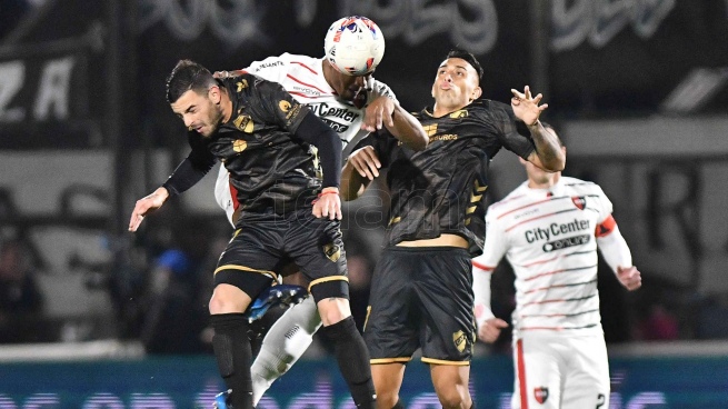 Newell's tied in their visit to Platense and was alone on top