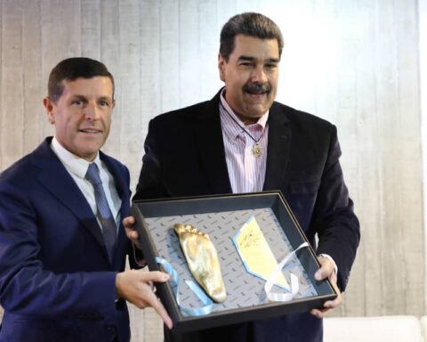 Nicolás Maduro receives a replica of Diego Maradona's left foot