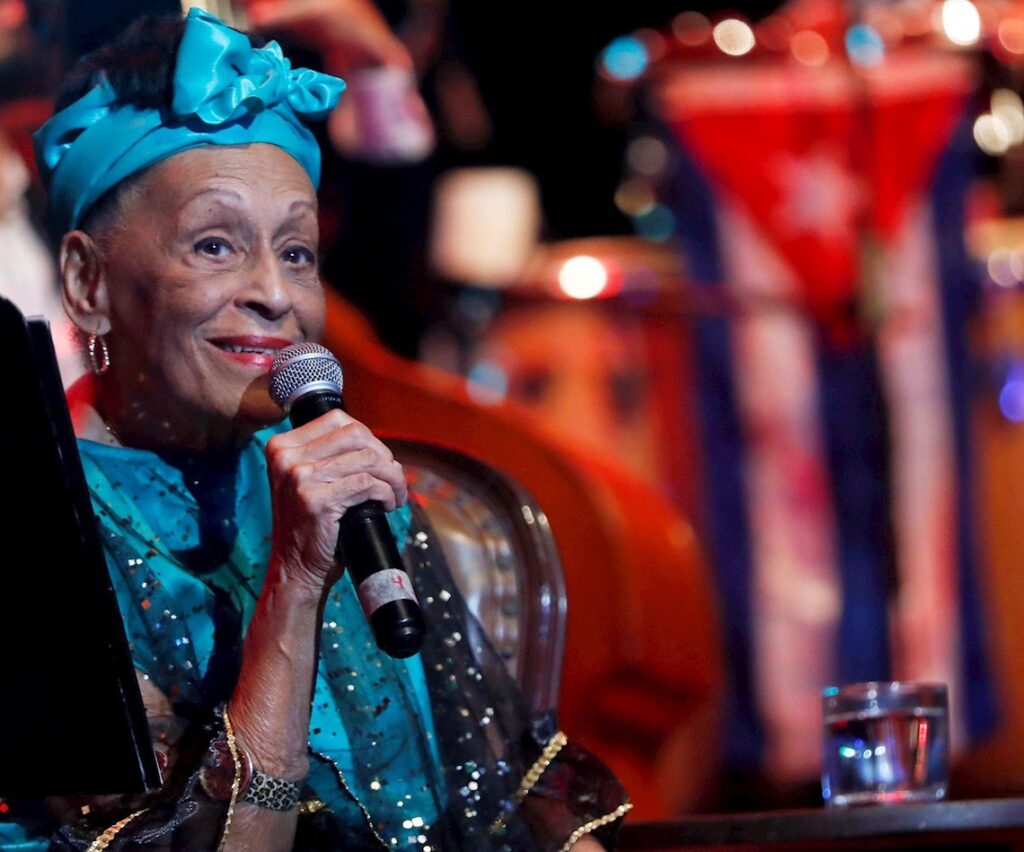 La cantante cubana Omara Portuondo en el concierto homenaje organizado por el músico Roberto Fonseca, durante la clausura del 35 Festival de Jazz Plaza de La Habana, el 19 de enero de 2020. Foto: Ernesto Mastrascusa / EFE.