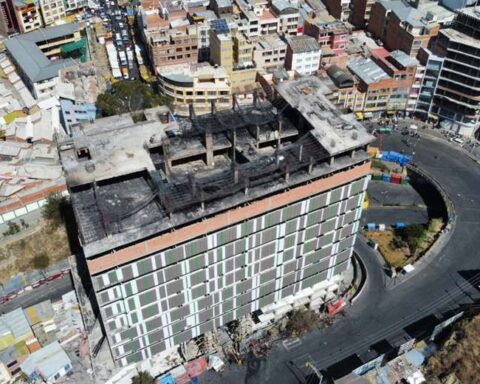 Edificio que ardió en llamas anoche en La Paz