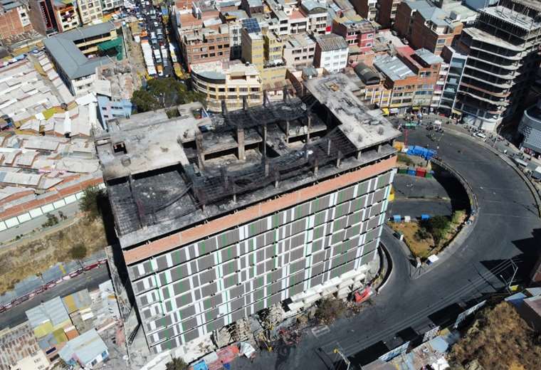 Edificio que ardió en llamas anoche en La Paz