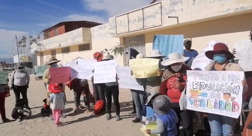 Parents protest to demand that Mayor Benigno Cornejo finish construction of the garden