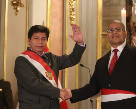 Pedro Castillo accepts resignation of Dimitri Senmache in the Ministry after his censorship in Congress