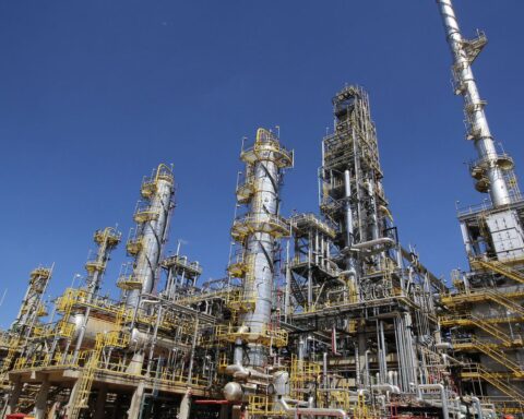 Petrobras reduces gasoline price by R$ 0.20 per liter at refineries