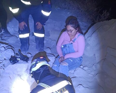 Police looking for Natacha help a couple in the Colca Canyon