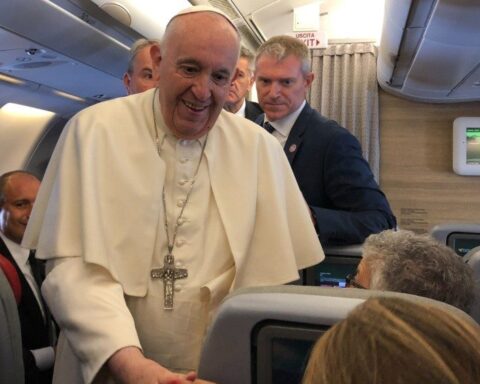 Francisco durante el vuelo a Canadá. Foto: Noticias del Vaticano.