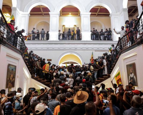 Centenares de manifestantes ocupan la residencia del presidente de Sri Lanka. Foto: Dinuka Liyanawatte / Reuters.