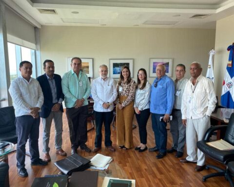 Productores porcino y avícola sostienen reunión con ministro Medio Ambiente