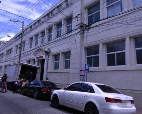 Presidente Luis Abinader se reúne con CMD, enfermeras y vecinos