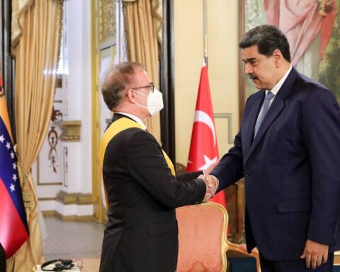President Maduro fires and decorates ambassador of Türkiye