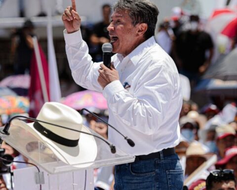 "President!  President!”, shout supporters to Monreal in CDMX